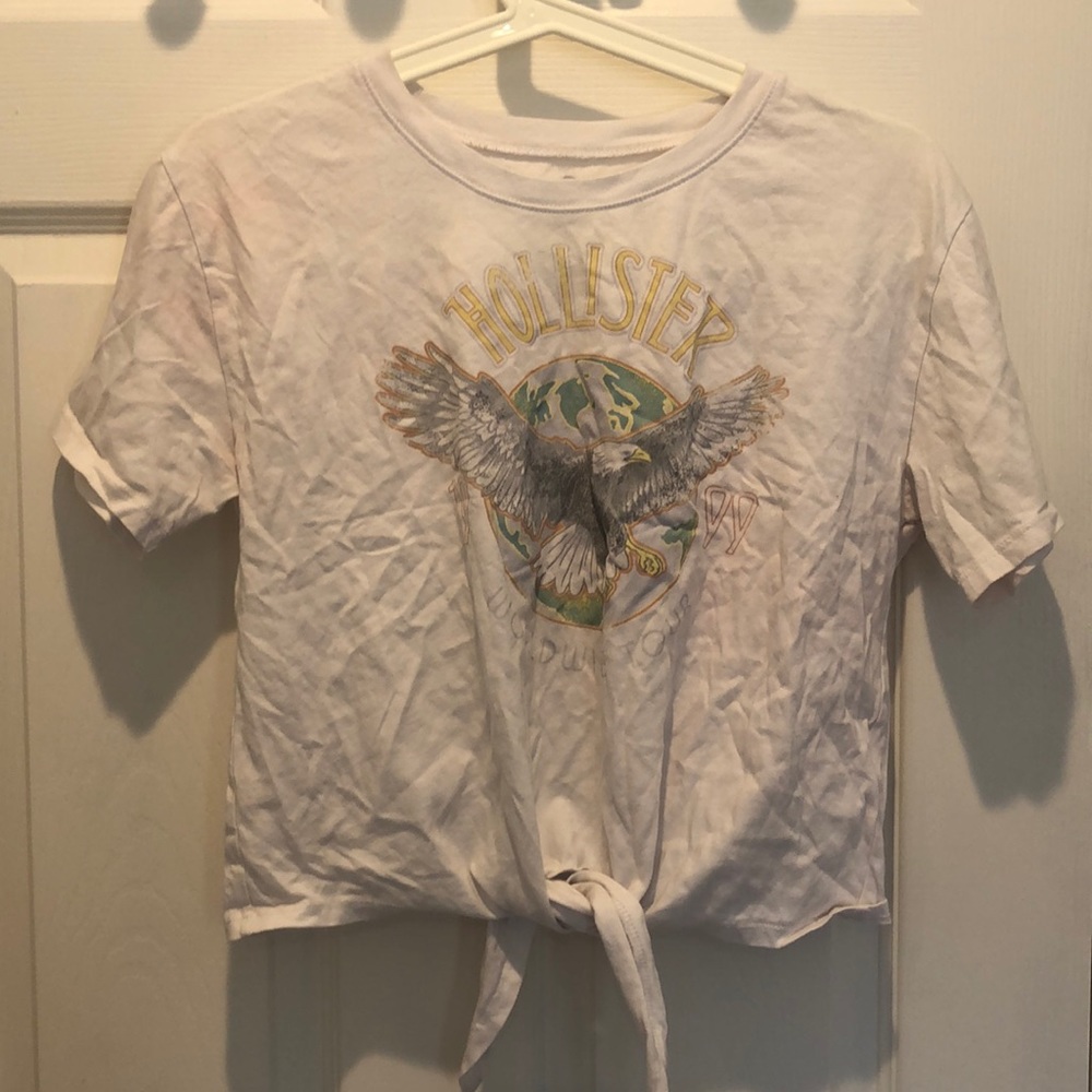 A Hollister Cropped Soft Cotton Graphic T-Shirt